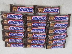 lot 287 image: (B-2) 20 Snickers Candy Bars Best b...