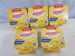 lot 299 image: (B-4) 5 Velveeta Big Bowl Mac N Che...