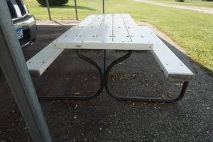 lot 25 image: picnic table
