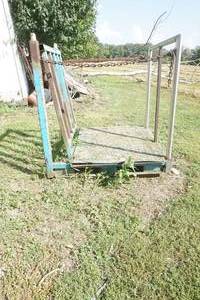 lot 26 image: man lift platform