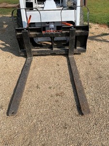 lot 4 image: Skid loader forks