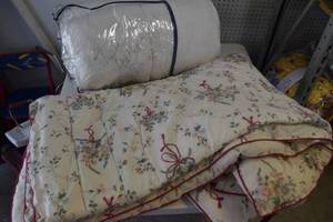 Twin size feather duvet and quilt...