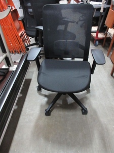 lot 136 image: GLOBAL UPHOLSTERY ADJUSTABLE TASK CAHIRS