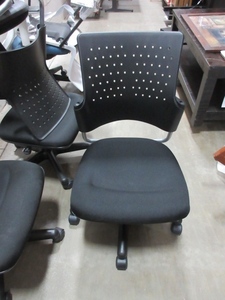 lot 137 image: CANADIAN MADE ADJUSTABLE TASK CHAIRS
