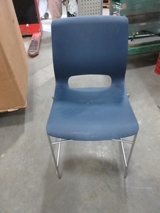 lot 140 image: HON STACKING CHAIRS
