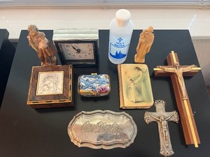lot 18 image: Mixed Lot of Religious Items