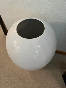 lot 7 image: Beautiful Large White Ceramic Vase
