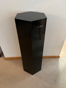 lot 8 image: Nice Black Octagon Pedestal Stand