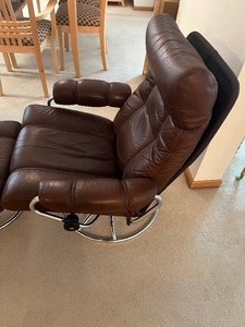 lot 9 image: Amazing Leather Mid Century Swivel Chrome Base Chair and Ottoman