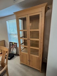 lot 16 image: Beautiful Lighted Double Door Display Cabinet