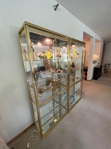 lot 56 image: Beautiful Brass and Glass Lighted Display Cabinet