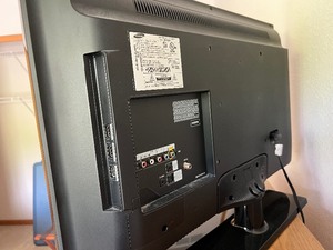 lot 65 image: Samsung 32 Color Television with Remote