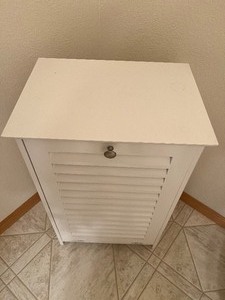 lot 75 image: Painted White Clothes Hamper