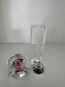 lot 103 image: Lot of Three Crystal Items