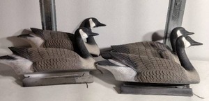lot 248 image: Set of 4 Goose Decoys with Carrying Bag