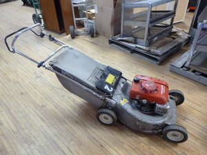 lot 109 image: Honda HRA Push Lawn Mower