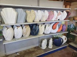lot 2 image: Lot of 23 Decorative Ceramic Pots