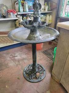 lot 11 image: Beautiful Metal Fountain  Bird Bath