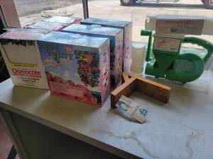 lot 25 image: New Powder Mill Dust Applicator, (3) New Topsy Turvy Strawberry Planters and New Packs of Osmocote Plant Food