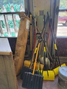 lot 27 image: (9) NEW Amazing Rakes, Scoop Shovel, Rakes and More