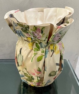 lot 57 image: Delightful Decor