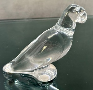 lot 28 image: Crystal Baccarat Parrot Figurine
