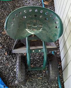 lot 105 image: Rolling Garden Work Seat