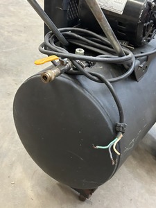 lot 8 image: 20-Gallon Air Compressor