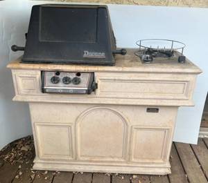lot 119 image: Heavy Stone Base Grill (Heavy Bring Help To Load) (Just Needs A Good Cleaning)