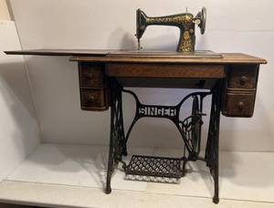 lot 149 image: Antique Singer Sewing Machine