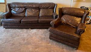 lot 166 image: 1970s Vinyl 7 Ft Couch (Has Few Small Tears) And Lounger