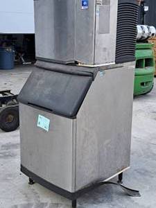 lot 8 image: Manitowoc Commercial Ice Maker SY0454A