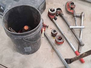 lot 20 image: Ridgid 18-2 Pipe ThreaderCutter Set with Plastic Bucket