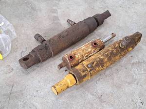 lot 84 image: Lot of (3) Hydraulic Pistons