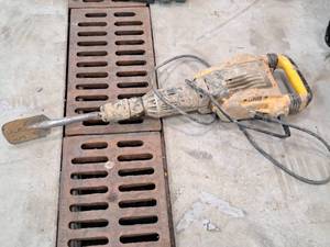 lot 141 image: DeWalt Jackhammer  Demolition Hammer D25901 with Spade Blade
