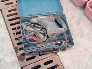 lot 142 image: Makita Concrete Drill HR2811F with Case