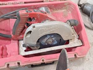 lot 143 image: Milwaukee Tilt-Lok Heavy Duty 7-14 Adjustable Handle Circular Saw 6390-20 with Case
