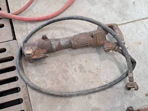 lot 180 image: 19 Chipping Hammer with Black Hose