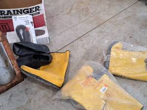 lot 189 image: (2) Rubber Boots - Sz. 10&12, (2) Shoe Protectors - Sz. 8,9-12