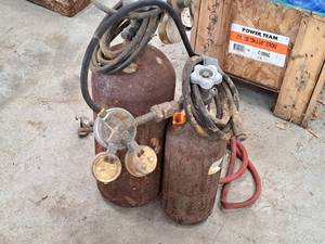 lot 194 image: Lot of (2) Carbon Dioxide Tanks