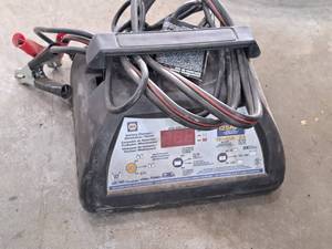 lot 258 image: NAPA 612V Battery ChargerMaintainerTester