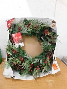 lot 61 image: Natural Winter Wonderland 36 Wreath