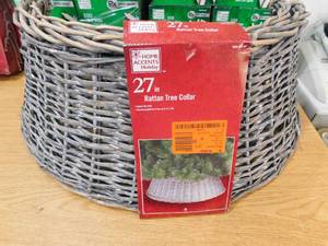 lot 122 image: Home Accents Holiday 27 Inch Rattan Tree Collar
