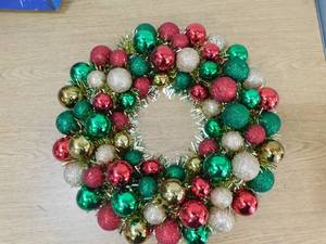 lot 184 image: CHRISTMAS BALL WREATH 18