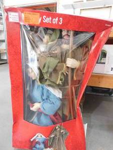 lot 230 image: Home Accents Holiday Joseph Mary and Baby Jesus Nativity Scene (3-Piece Set)