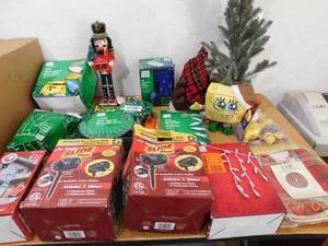 lot 232 image: ASSORTED CHRISTMAS DECOR LOT