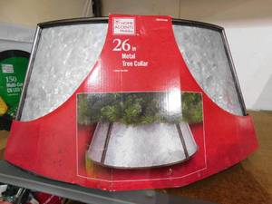 lot 20 image: Home Accents Holiday 26 Metal Tree CollarNEW IN PACKAGE