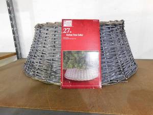 lot 28 image: Gray Rattan 27 Christmas Tree Collar Wicker Tree Skirt NEW