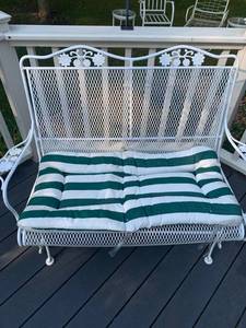 lot 1 image: Classic White Metal Patio Furniture Set