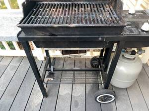 lot 4 image: Weber Gas Grill